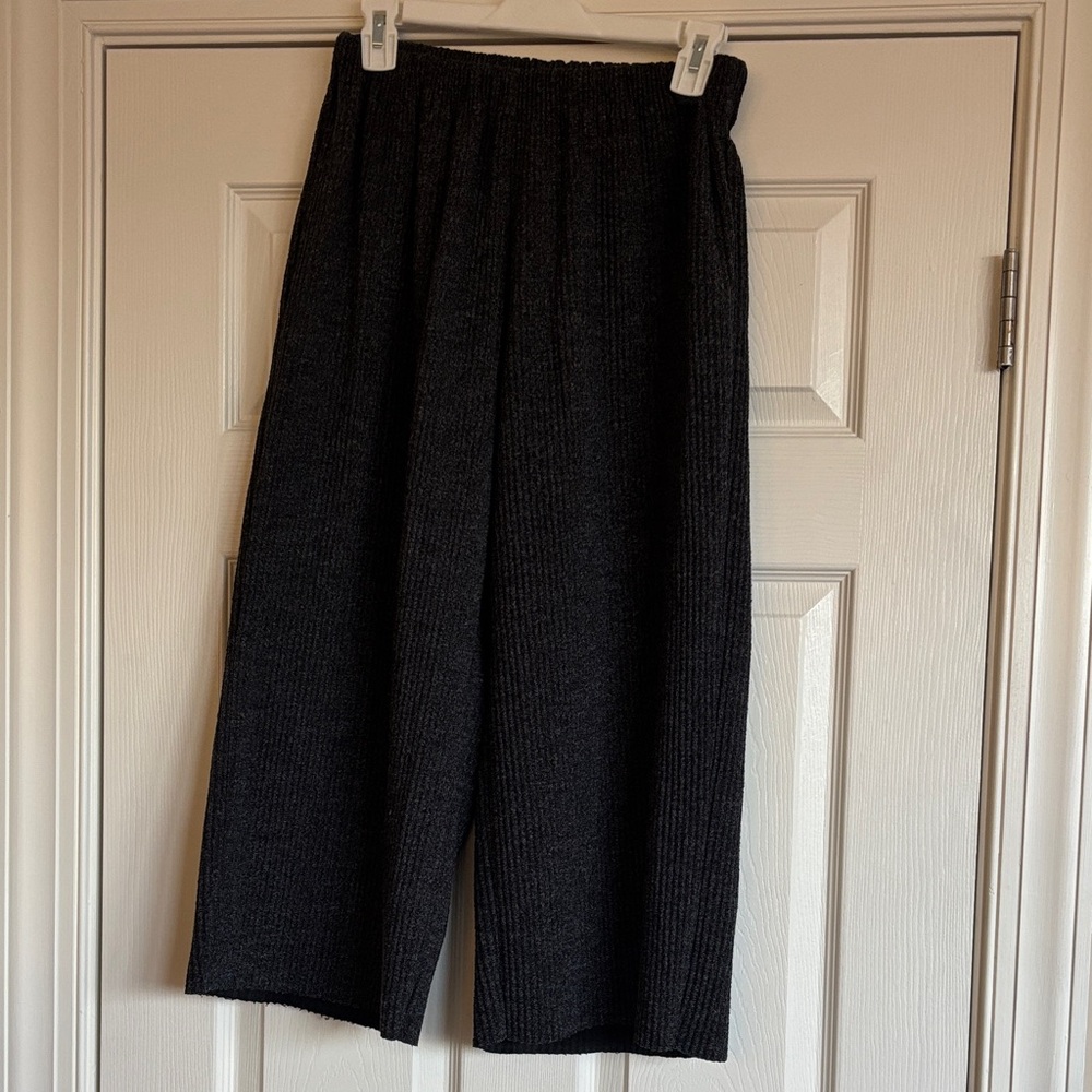 Charcoal Ribbed Wide-Leg 3/4 Pants